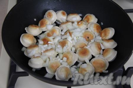 Лук мелко нарезать и добавить в сковороду к пельменям.