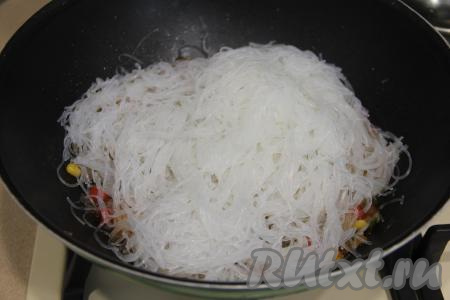 Добавить фунчозу в сковороду.