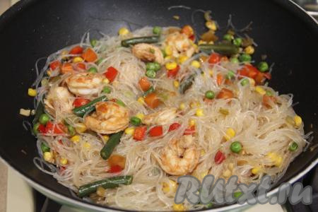 Перемешать фунчозу с овощами и креветками, прогреть на сковороде 2 минуты, периодически перемешивая.