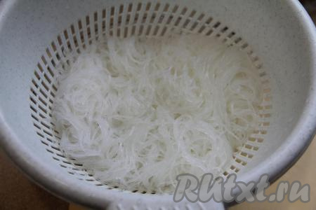 По прошествии 5 минут откинуть фунчозу на дуршлаг и промыть холодной водой. Дать лишней воде стечь с фунчозы. Разрезать фунчозу ножницами на части.