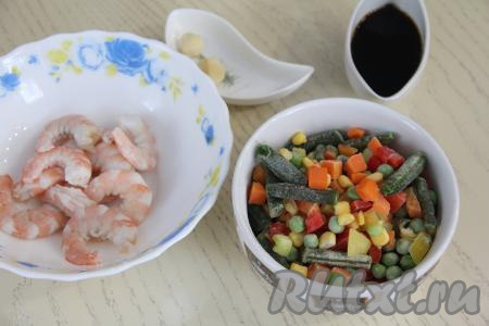 Креветки разморозить, затем очистить от головы и панциря с хвостом. Чеснок почистить.