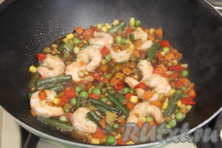 Влить соевый соус, перемешать и томить креветки с мексиканской смесью 3 минуты.