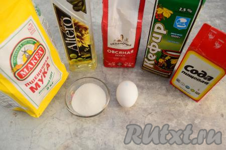 Подготовить продукты для приготовления оладий из овсяной муки. Кефир подогреть до комнатной температуры, для этого я обычно отмеряю стакан кефира и подогреваю в течение 30 секунд в микроволновке.