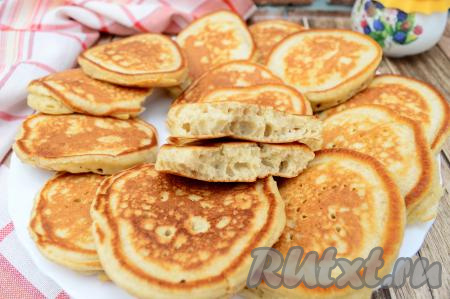 А вот как оладьи, приготовленные из овсяной муки на кефире, выглядят в разломе. В них приятно сочетаются пористая структура, воздушный мякиш и аппетитная корочка. Оладушки получаются очень нежными, да к тому же более диетическими, чем обычные.