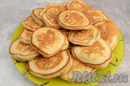 Готовые оладьи переложить со сковороды на тарелку. Периодически перемешивая тесто, постепенно пожарить все оладьи (всего у меня получилось 18 штук).