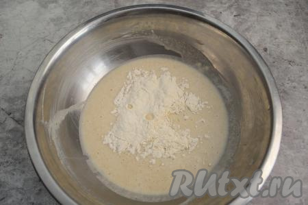 В получившуюся массу всыпать половину пшеничной муки.