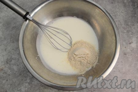 В запенившуюся смесь кефира и соды всыпать овсяную муку. Если нет овсяной муки, тогда можно взять любые овсяные хлопья и измельчить их в кофемолке (или в измельчителе, или с помощью погружного блендера) до получения муки.