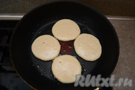 Сковороду разогреть с небольшим количеством растительного масла. Выкладывать по 1 столовой ложке овсяного теста в виде круглых оладий.