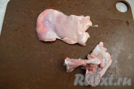 У меня были целые куриные бёдра, я разделала из на филе. Для этого сначала снимаем с бёдрышек кожу, срезаем гузку, если она есть. Ножом аккуратно возле кости делаем надрез и руками освобождаем куриную мякоть от кости. У вас может не получиться снять филе одним куском, это нестрашно, так как в дальнейшем мы все кусочки филе будем запекать вместе. Оставшиеся куриные кости можно сложить в пакет и заморозить. Из них в дальнейшем можно будет сварить наваристый куриный бульон.