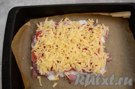 Поверх помидоров присыпать отбивные сыром, натёртым на крупной тёрке.