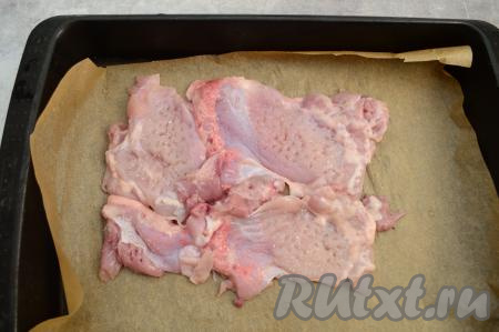 Форму для запекания застелить пергаментом (или фольгой). Выложить вплотную к друг другу отбитые кусочки филе бедра. Посолить мясо по вкусу.