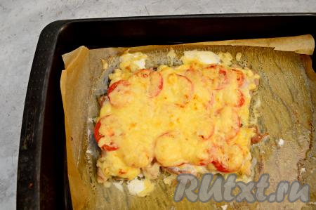 Поставить форму с отбивными в разогретую до 180 градусов духовку. Запекать филе куриного бедра под помидорами и сыром 35-40 минут.