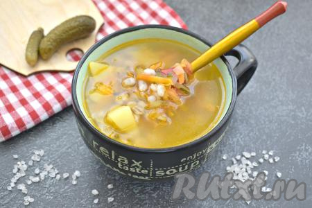 Рассольник с курицей, перловкой и солёными огурцами