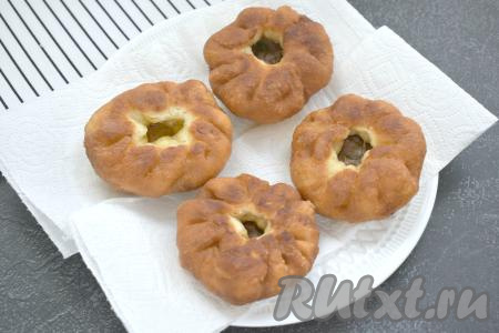 Тесто, замешанное на сырых дрожжах, обминаем и можно приступать к выпечке беляшей. Из получившегося теста у меня вышло 12 беляшей.