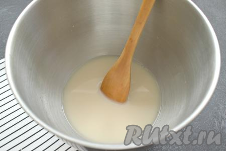 К дрожжам и сахару вливаем тёплую кипячёную воду (примерная температура воды 38-39 градусов). Хорошо перемешиваем, чтобы дрожжи полностью растворились.