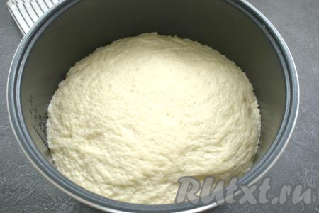 Миску с дрожжевым тестом, накрыв полотенцем, можно поставить для подъёма на 1 час в тёплое место, за это время тесто округлится, увеличившись в объёме в 2-3 раза. А можно тесто, как это сделала я, поместить для подъёма в мультиварку, для этого дно чаши смазываем растительным маслом, выкладываем тесто. Мультиварку закрываем крышкой. Выбираем режим "Мультиповар" (у меня - мультиварка Редмонд). Температуру выставляем на 35 градусов, время - на 1 час. Вот так поднялось дрожжевое тесто за это время.