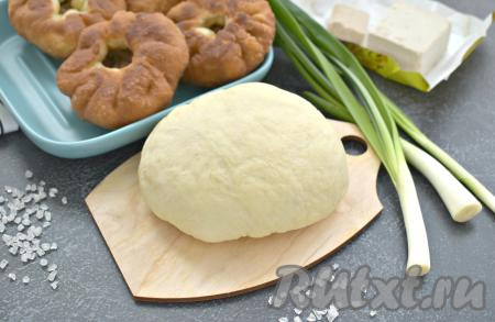 Из дрожжевого теста, замешанного на сырых дрожжах по этому рецепту, можно выпекать в духовке не только вкусные и аппетитные беляши, но и различные пироги и пирожки.