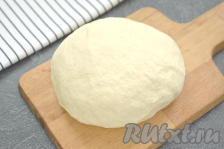 Затем вымешиваем дрожжевое тесто руками в течение 7-10 минут. Тесто должно получиться мягким, не прилипать к ладоням, но и забивать тесто мукой не нужно.