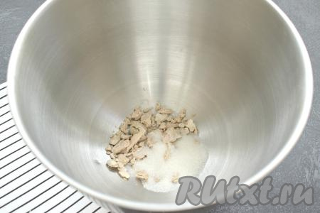 Чтобы тесто на беляши получилось удачным, обязательно обратите внимание на срок годности сырых дрожжей. Итак, в глубокую миску крошим сырые дрожжи, всыпаем к ним сахар.