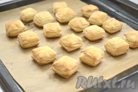 Выпекаем квадратики из теста для канапе 15 минут. Затем достаём из духовки и даём полностью остыть.