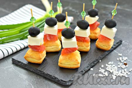 Аппетитные, вкусные канапе, приготовленные из слоёного теста с красной рыбой, станут прекрасной закуской для праздничного стола.