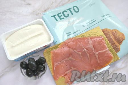 Подготовим продукты для приготовления канапе из слоёного теста с красной рыбой. Заранее достаём покупное слоёное тесто из морозилки и оставляем оттаивать при комнатной температуре.