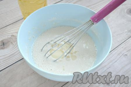 В блинное тесто сразу добавляем растительное масло и хорошо перемешиваем. Готовому тесту для блинов даём постоять 10-15 минут.