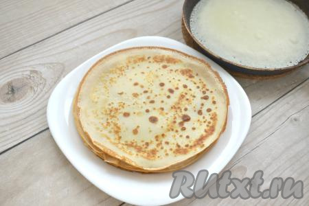 Поверхность сковороды смазываем растительным маслом и хорошо разогреваем. Выливаем на сковороду половник блинного теста, распределяя по всей поверхности. Жарим блинчик до подрумянивания с двух сторон (ориентировочно по 1 минуте с каждой стороны), затем перекладываем на тарелку. Периодически перемешивая тесто, чтобы оно не оседало, постепенно жарим блинчики из всего теста, складывая их аппетитной горочкой на тарелку. Поверхность сковороды смазываем маслом только по мере необходимости. Из предложенного количества ингредиентов у меня получилось 18 блинов, я готовила на сковороде диаметром 18 сантиметров.