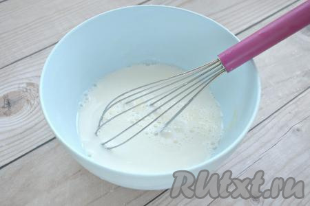 В получившуюся яичную смесь вливаем молоко комнатной температуры и снова перемешиваем венчиком.
