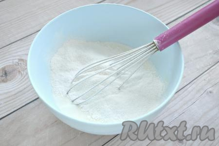 В молочно-яичную смесь просеиваем частями пшеничную муку, тщательно вмешивая её венчиком в блинное тесто. В результате должно получиться однородное тесто без комочков, не очень жидкое. Если требуется, добавьте ещё немного муки.