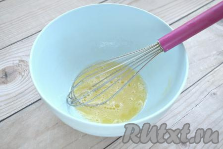 Молоко подогреваем на плите (или в микроволновке) до комнатной температуры. В глубокую миску разбиваем яйца, всыпаем сахар, соль и взбиваем венчиком до однородности.