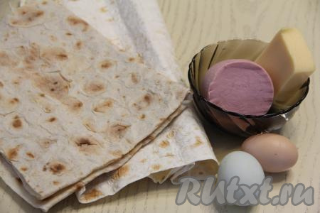 Подготовить продукты для приготовления конвертиков из лаваша с колбасой и сыром на сковороде.&nbsp;