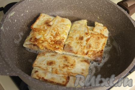 Обжарить конвертики с начинкой из колбасы и сыра с двух сторон (лаваш должен стать золотистого цвета). Затем переложить на тарелку. Аналогично покрыть яично-молочной смесью и обжарить все конвертики.