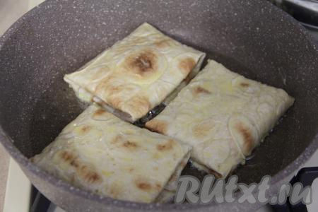 В сковороду влить растительное масло, дать ему прогреться, выложить конвертик из лаваша, уменьшить огонь до среднего. Обмакнуть в яично-молочную смесь ещё несколько конвертиков (столько сколько одновременно поместится в сковороде) и выложить на сковороду. 