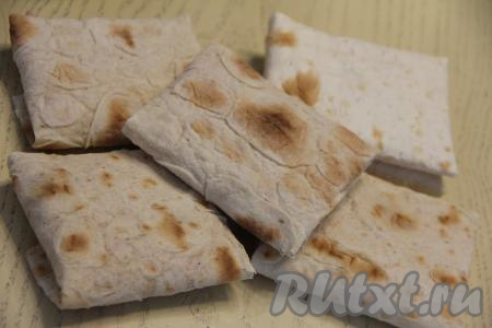 У нас получится конвертик с начинкой из колбасы и сыра. Аналогично сформировать все конвертики с начинкой.&nbsp;