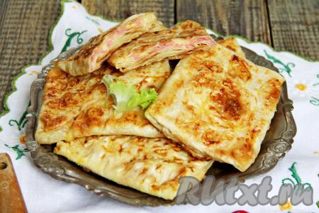 Аппетитные, сытные, нежные конвертики из лаваша с начинкой из колбасы и сыра тёплыми подать к столу. Эта простая закуска готовится на сковороде за считанные минуты, а её вкус, наверняка, понравится многим!