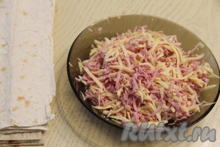 Перемешать колбасу с сыром и начинка для конвертиков из лаваша готова.