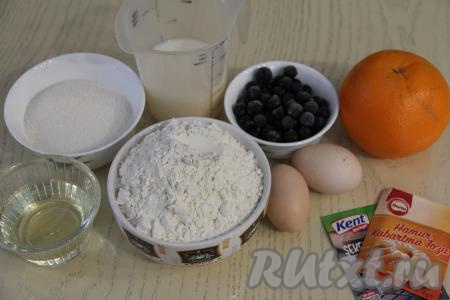 Подготовить продукты для приготовления кекса с замороженными ягодами на кефире. Ягоды для этой выпечки можно взять любые (например, смородину, чернику, вишню без косточек). Если на ягодках нет большого количеств наледи, значит их можно не размораживать.