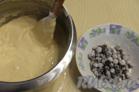 Из общей массы муки взять 1 столовую ложку муки, добавить к ягодам, перемешать, покрывая ягодки со всех сторон мукой.&nbsp;