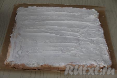 Смазать корж кремом. 2-3 столовых ложки крема оставить для смазывания верха торта и отправить пока в холодильник.