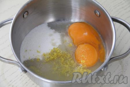 Добавить сок и цедру в кастрюлю с сахаром, желтками и крахмалом.