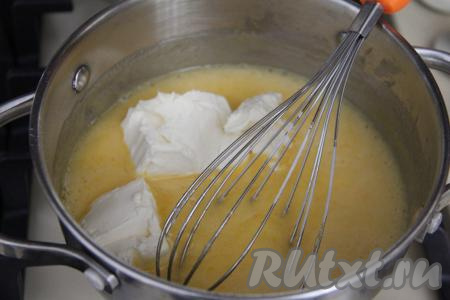 Снять кастрюлю с огня, добавить сливочное масло комнатной температуры, перемешать лимонный курд венчиком до полного растворения масла. Переложить курд в миску. Накрыть пищевой плёнкой так, чтобы плёнка лежала на поверхности курда. Дать остыть до комнатной температуры, а затем поставить лимонный курд в холодильник минимум на 5 часов.