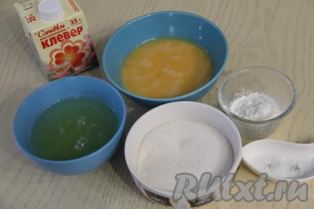 Подготовить продукты для приготовления меренгового коржа (безе). Для приготовления меренги потребуется 210 грамм яичных белков. Обычно для получения такого количества белков нужно взять 5-7 яиц. Не забывайте, что у нас ещё есть белки, которые остались после того, как мы взяли 2 желтка для приготовления курда. Яйца должны быть из холодильника, очень аккуратно разделить их на белки и желтки (если частички желтков попадут к белкам, в дальнейшем белки могут не взбиться), отмеряя с помощью весов 210 грамм яичных белков.