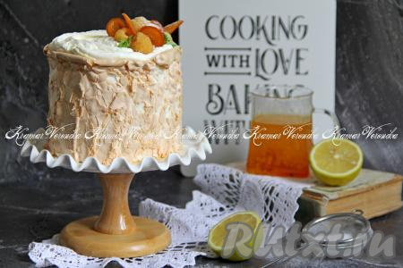 Верх торта украсить кремом, который мы откладывали. Я ещё украсила свежими ягодами.