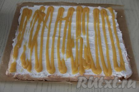 Затем нанести лимонный курд поверх крема в виде полосок. Я выложила курд в кулинарный мешок и отсадила поверх крема.