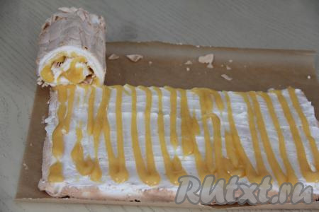 Первую часть коржа с кремом свернуть в рулетик.