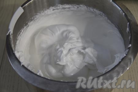 Всыпать крахмал и перемешать белковую массу на низких оборотах миксера.