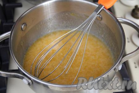 Перемешать массу венчиком и поставить кастрюлю на средний огонь.