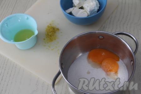 В кастрюле с толстым дном (или сотейнике) соединить сахар, желтки, крахмал. С лимона снять цедру (нам понадобится примерно 1 чайная ложка цедры). Старайтесь, снимая лимонную цедру, не затрагивать белый слой, находящийся под ней. Из лимона выдавить сок, процедить его. У меня получилось 70 миллилитров сока. Если лимонного сока у вас получится меньше, тогда добавьте воду, чтобы в общей сложности получилось 70 миллилитров.