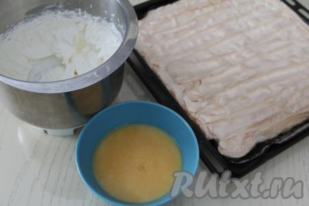 Для приготовления крема взбить на максимальных оборотах миксера хорошо охлаждённые сливки с сахарной пудрой. Взбивать сливки нужно до мягких пиков (в течение 4-5 минут), затем добавить творожный сыр и перемешать миксером до однородности. Крем получится очень воздушным и нежным.